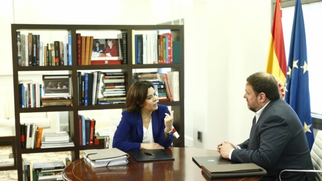 Soraya Sáenz de Santamaría y Oriol Junqueras, en la Moncloa. Soraya Sáenz de Santamaría y Oriol Junqueras, en la Moncloa.