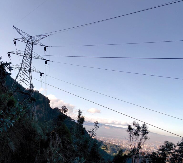Las eléctricas baten récord de compras a Portugal y Francia y culpan a los impuestos de España