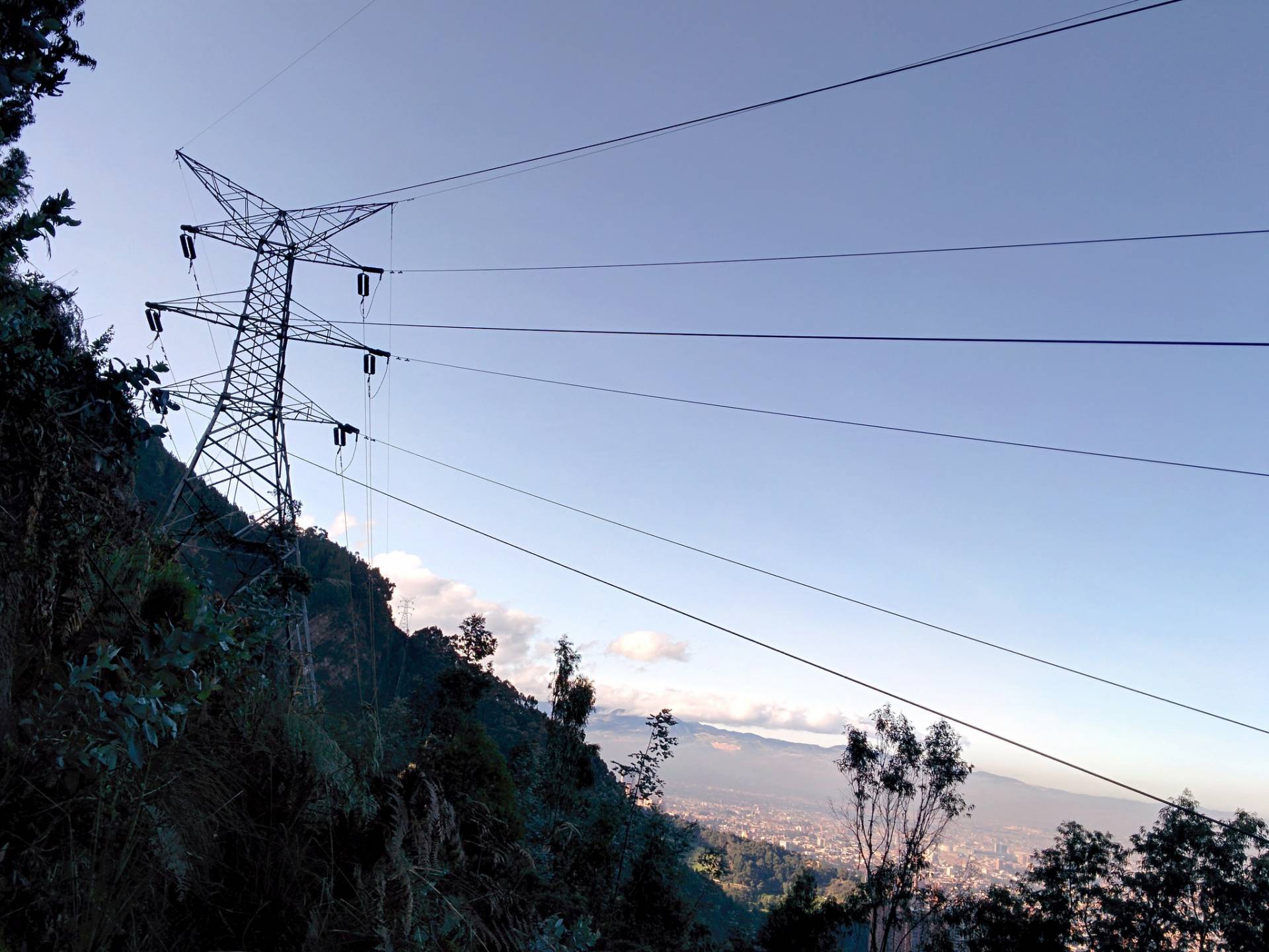 Las eléctricas baten récord de compras a Portugal y Francia y culpan a los impuestos de España