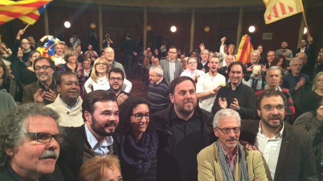 El juez Santiago Vidal, junto a los líderes de ERC.