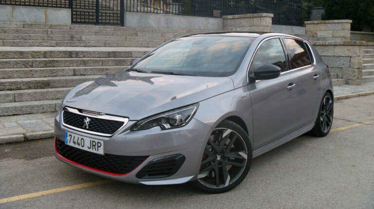 El Peugeot 308 GTi se distingue de sus hermanos de gama por sus paragolpes específicos, el delantero con una generosa toma de aire, y por su parrilla. La versión de 270 CV incorpora llantas de 19 pulgadas.