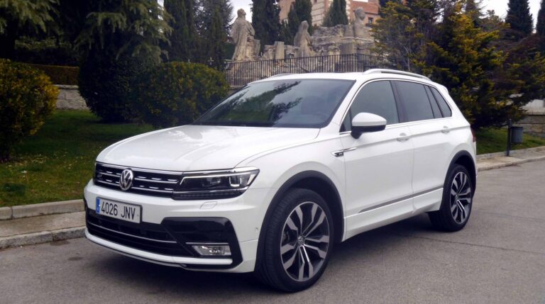 Con el paquete exterior R-Line, el Volkswagen Tiguan luce un magnífico aspecto. Incluye paragolpes específicos, estribos laterales y llantas Suzuka de 20 pulgadas con neumáticos255/40.