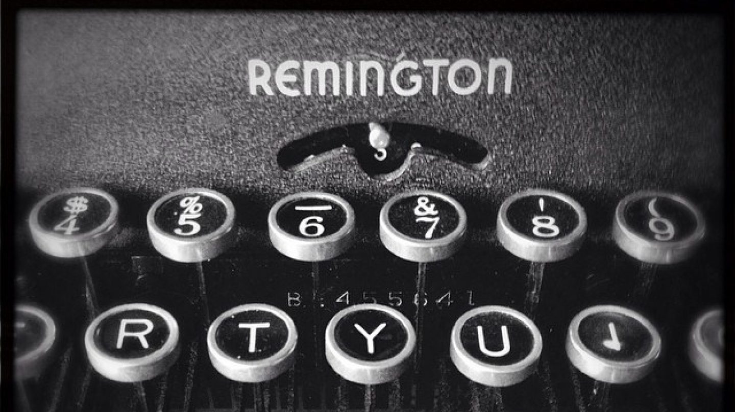 Teclado de un modelo antiguo de máquina de escribir Remington.