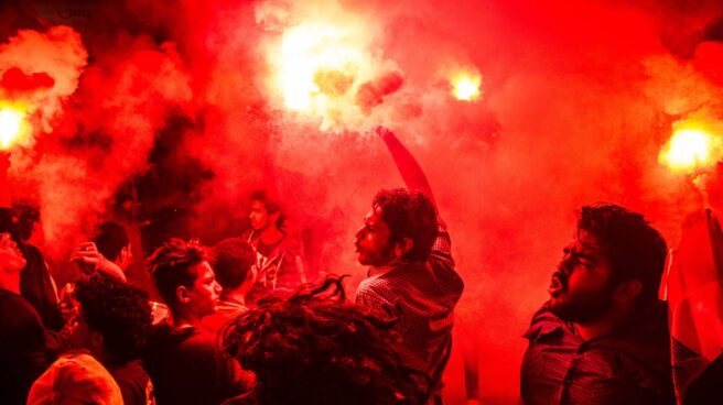 Jóvenes protestan en las calles de El Cairo