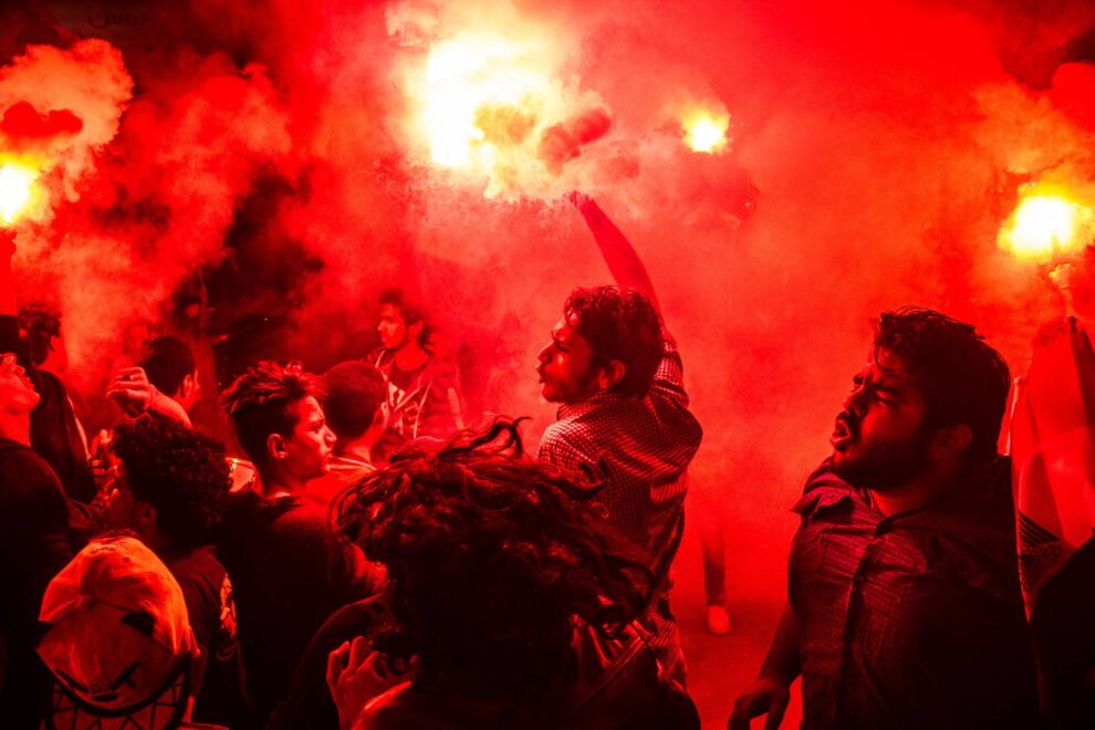 Jóvenes protestan en las calles de El Cairo