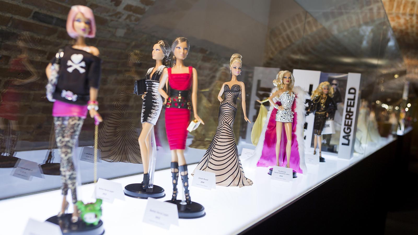 En la exposición se pueden ver muñecas Barbie vestidas por múltiples firmas de moda.