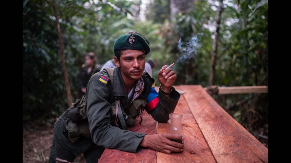 Un miembro de las FARC fumando un cigarrillo con su primer café de la mañana, en la profunda selva colombiana. Federico Rios / ©Native Agency.