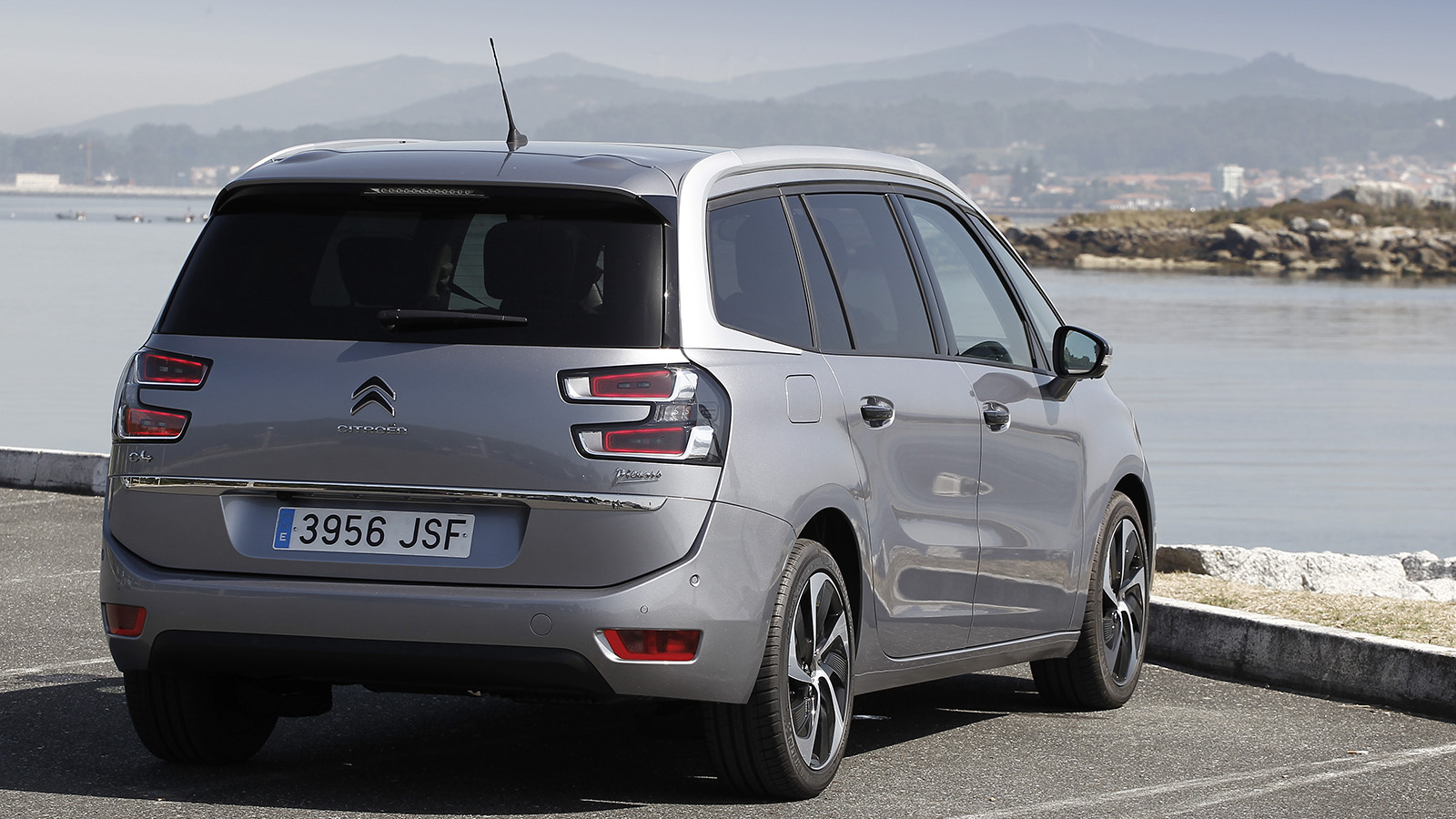 El portón eléctrico manos libres permite su apertura automática pasando un pie por debajo del paragolpes. Da acceso a un amplio maletero de 645 l.