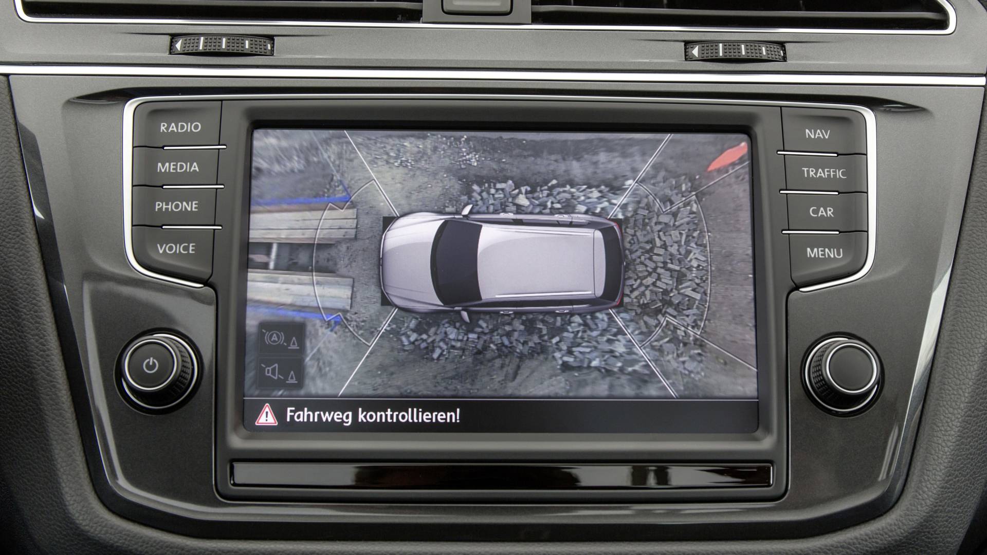 Cuatro cámaras de vídeo aportan una visión perimetral del vehículo (360º) en la pantalla. Estas cámaras van situadas en, el paragolpes delantero, portón trasero y en carcasa de los retrovisores exteriores.