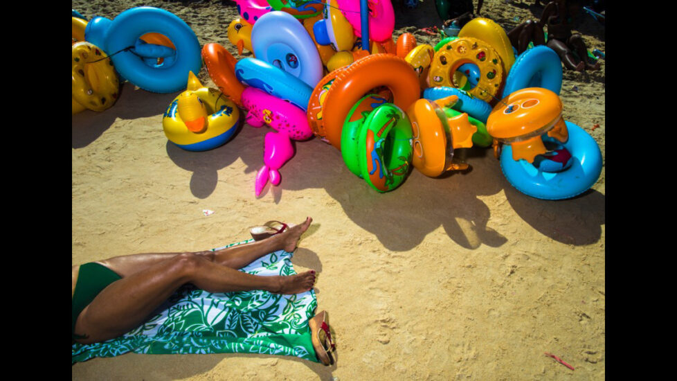 Una mujer tumbada en una playa de Brasil. © Joao Castellano / ©Native Agency