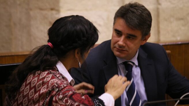 Juan Moreno Yagüe junto a la líder de Podemos Andalucía, Teresa Rodríguez.