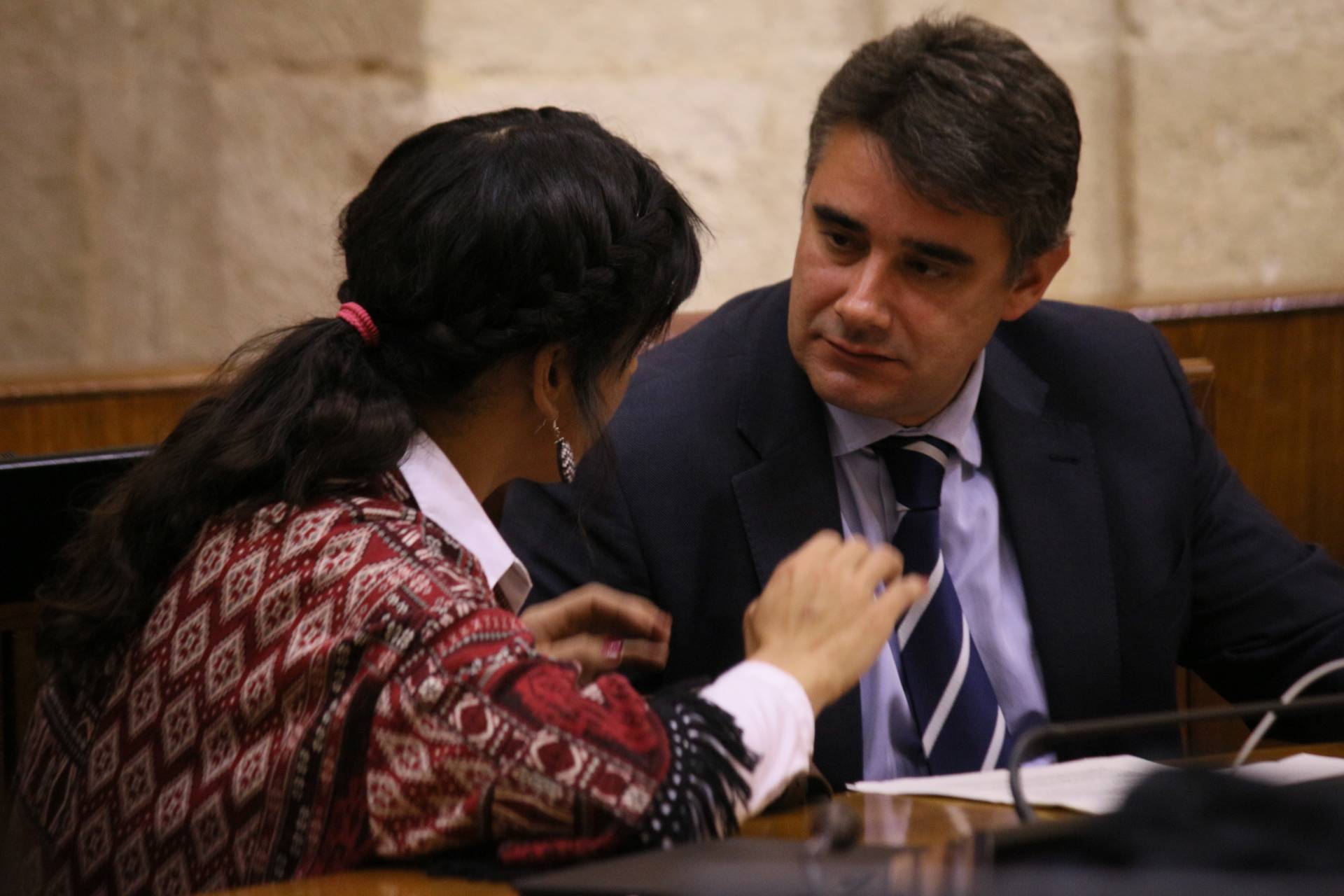 Juan Moreno Yagüe junto a la líder de Podemos Andalucía, Teresa Rodríguez.