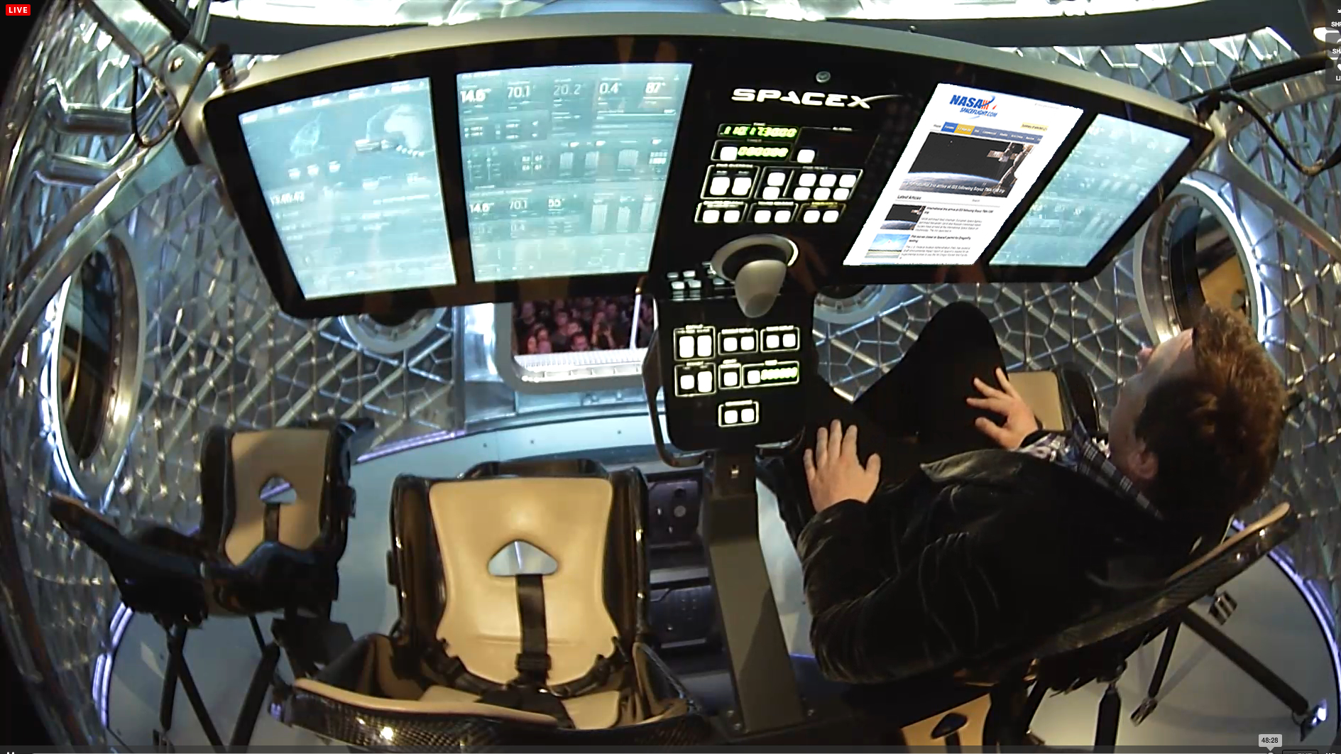 Elon Musk, a los mandos de un prototipo de la nave espacial.