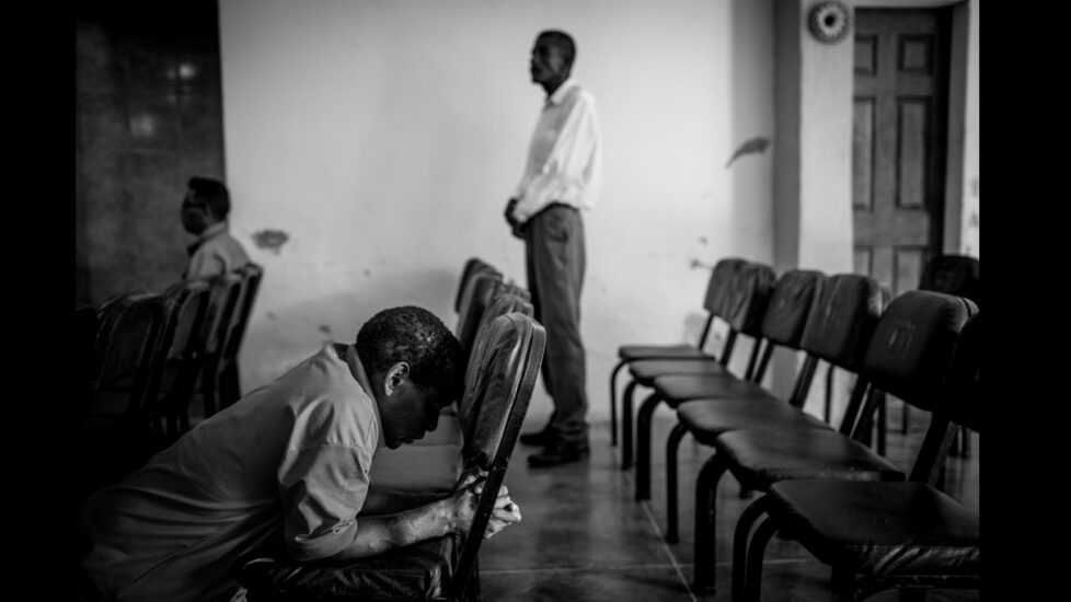 Un grupo de exconvictos rezan en la iglesia evanglista de Guatire, cerca de Carcaras. Ahora, un centro de rehabilitación y reinserción. © Alejandro Cegarra / ©Native Agency