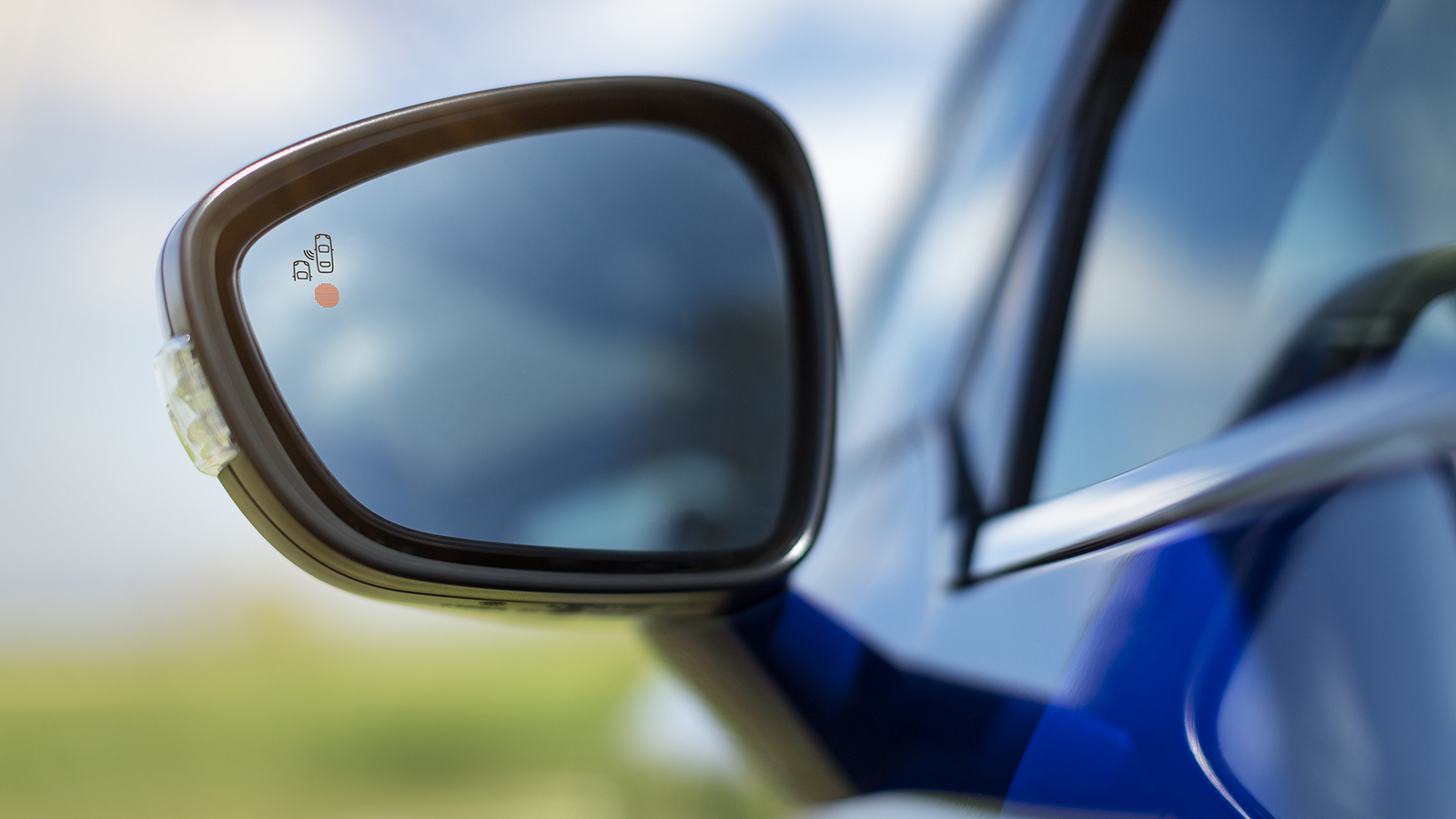 El sistema de vigilancia del ángulo muerto emite una alerta visual en los retrovisores exteriores para avisar de la presencia de un vehículo en esa zona que se escapa de la visión del conductor.