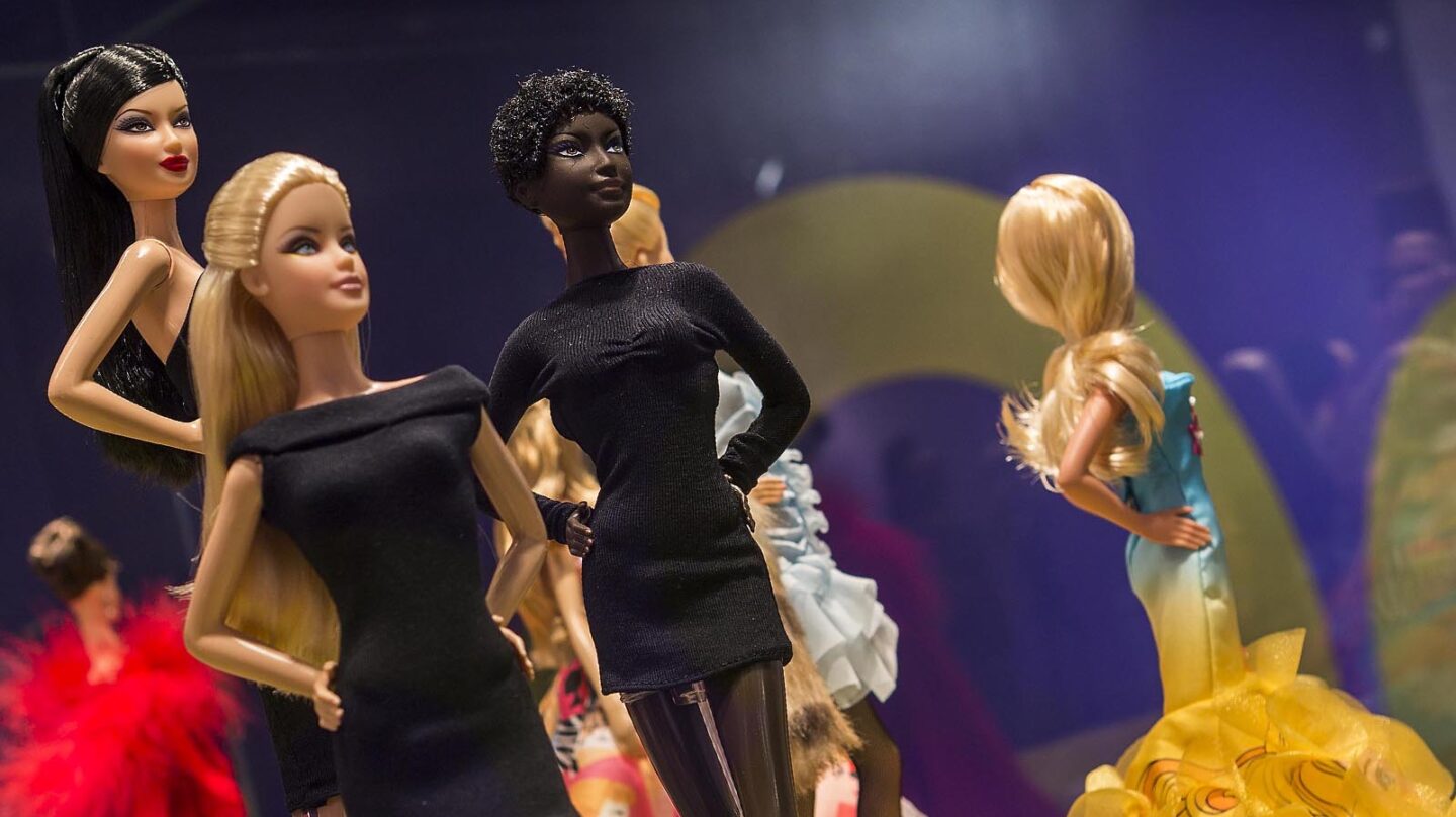 Una Muestra Sobre Barbie En Fundacion Canal Recoge Su Historia Con 438 Munecas