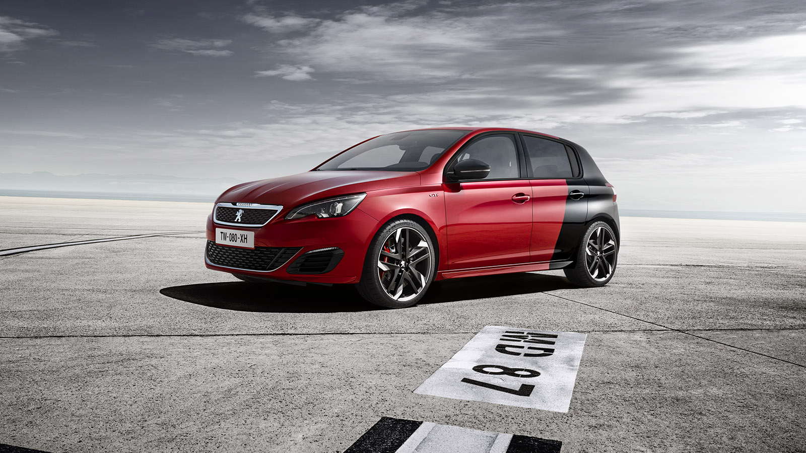 PEUGEOT 308 GTi 270. Solo para la versión de 270 CV está disponible el acabado bitono Coupe Franche, que combina en la carrocería el rojo Ultimate con el negro Perla Nera.