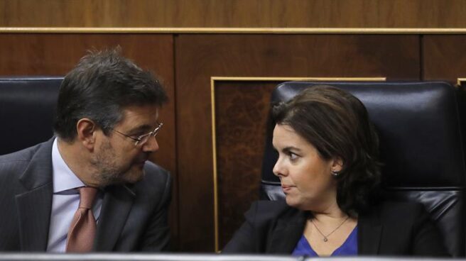 catala_soraya El ministro de Justicia, Rafael Catalá, y la vicepresidenta, Soraya Sáenz de Santamaría.