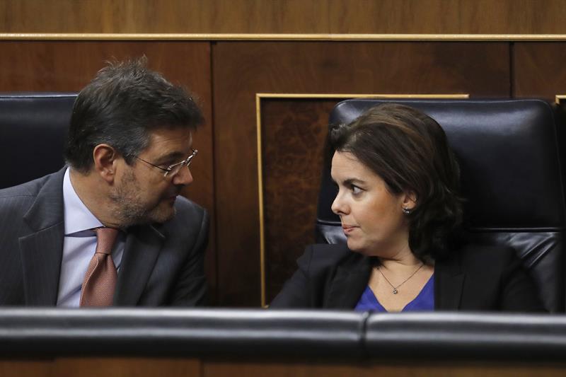 El ministro de Justicia, Rafael Catalá, y la vicepresidenta, Soraya Sáenz de Santamaría.