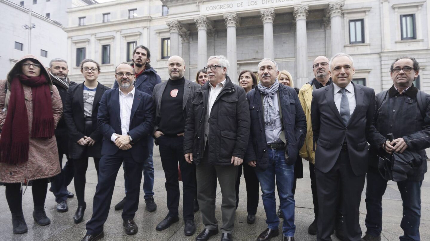 Los secretarios generales de CCOO y UGT, Ignacio Fernández Toxo y Pepe Álvarez, junto a los portavoces de los grupos que apoyan su renta mínima.