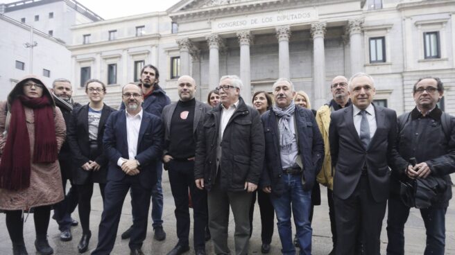 Los secretarios generales de CCOO y UGT, Ignacio Fernández Toxo y Pepe Álvarez, junto a los portavoces de los grupos que apoyan su renta mínima.
