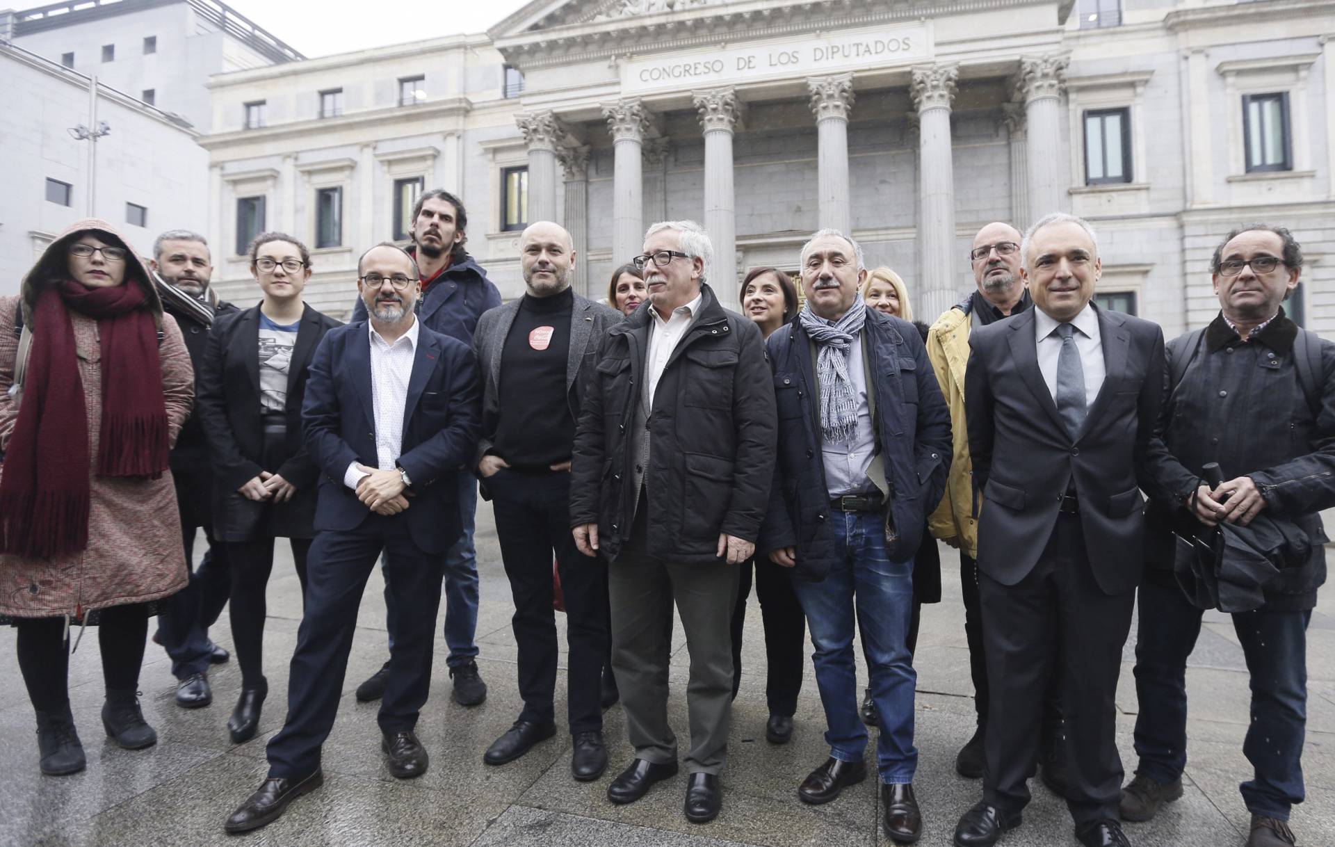 Los secretarios generales de CCOO y UGT, Ignacio Fernández Toxo y Pepe Álvarez, junto a los portavoces de los grupos que apoyan su renta mínima.