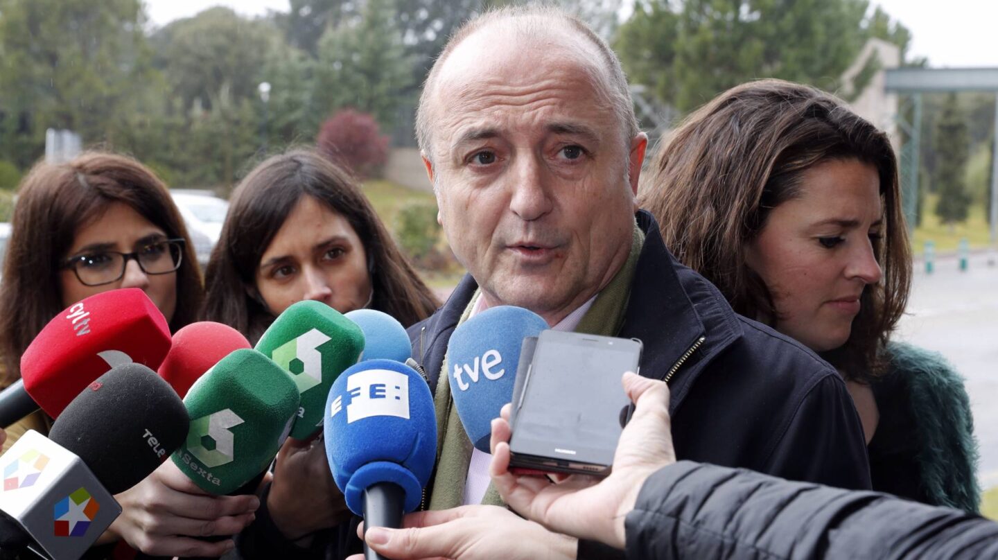 El ex ministro de Industria Miguel Sebastián, atendiendo a los periodistas.