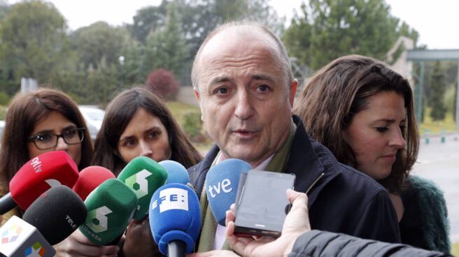 El ex ministro de Industria Miguel Sebastián, atendiendo a los periodistas.