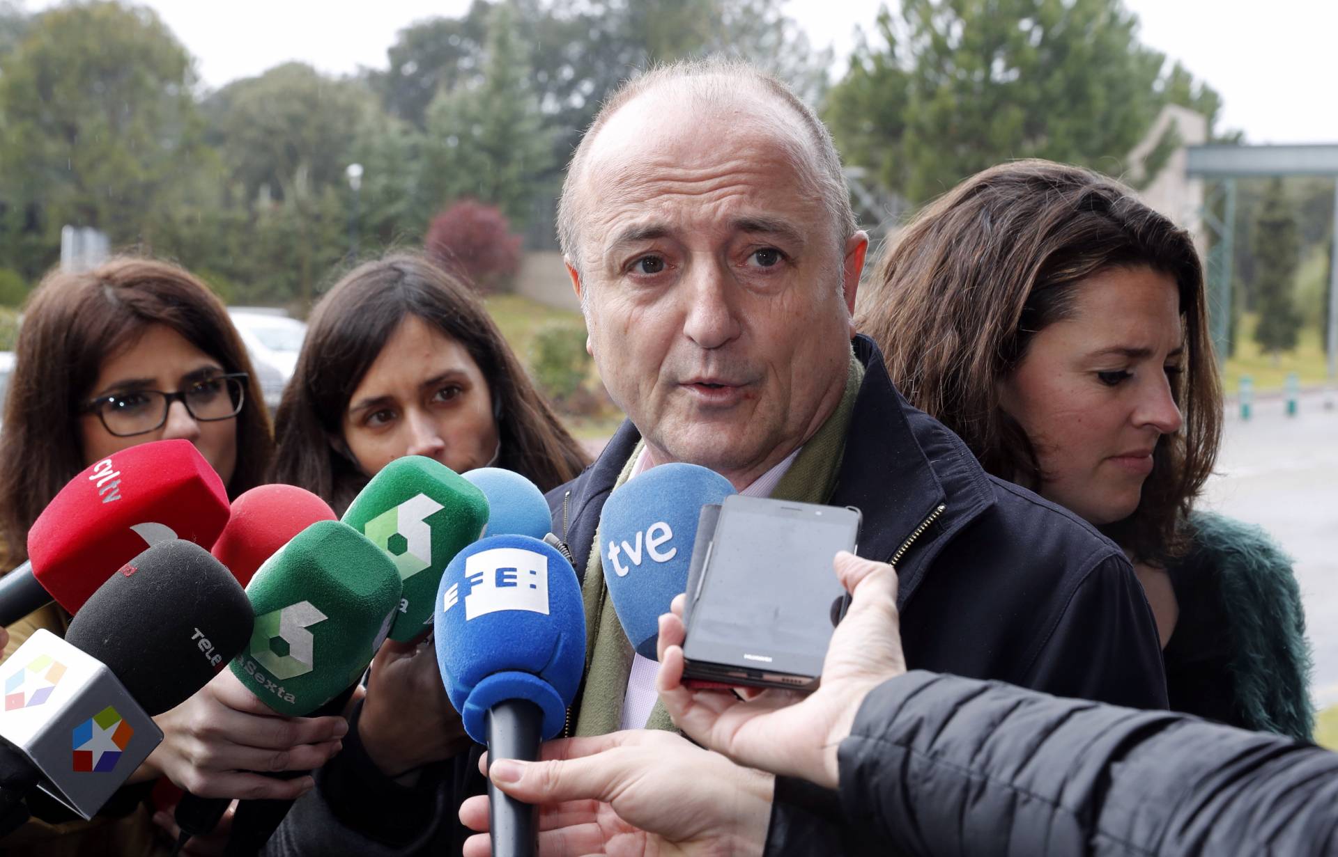 El ex ministro de Industria Miguel Sebastián, atendiendo a los periodistas.