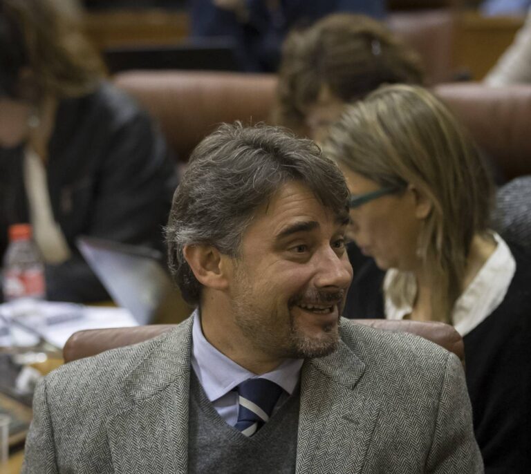 El rival de Iglesias por la secretaría general asume el documento organizativo de Errejón