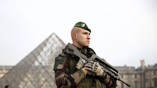 Un soldado junto al museo Louvre de París.