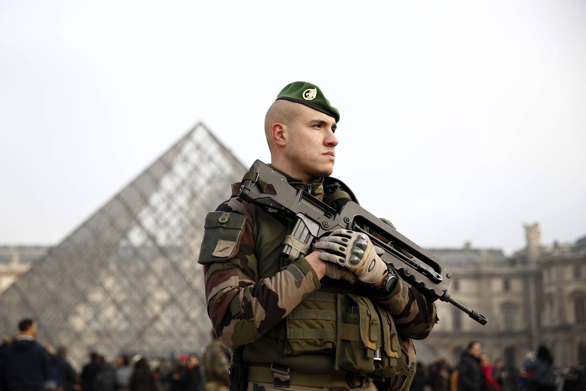 Un soldado junto al museo Louvre de París.