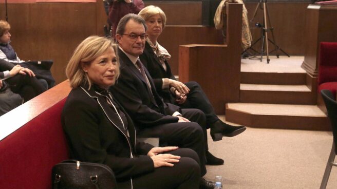 El expresidente catalán Artur Mas junto a las exconselleras Joana Ortega (i) e Irene Rigau (d), en la sala del Tribunal Superior de Justicia de Cataluña