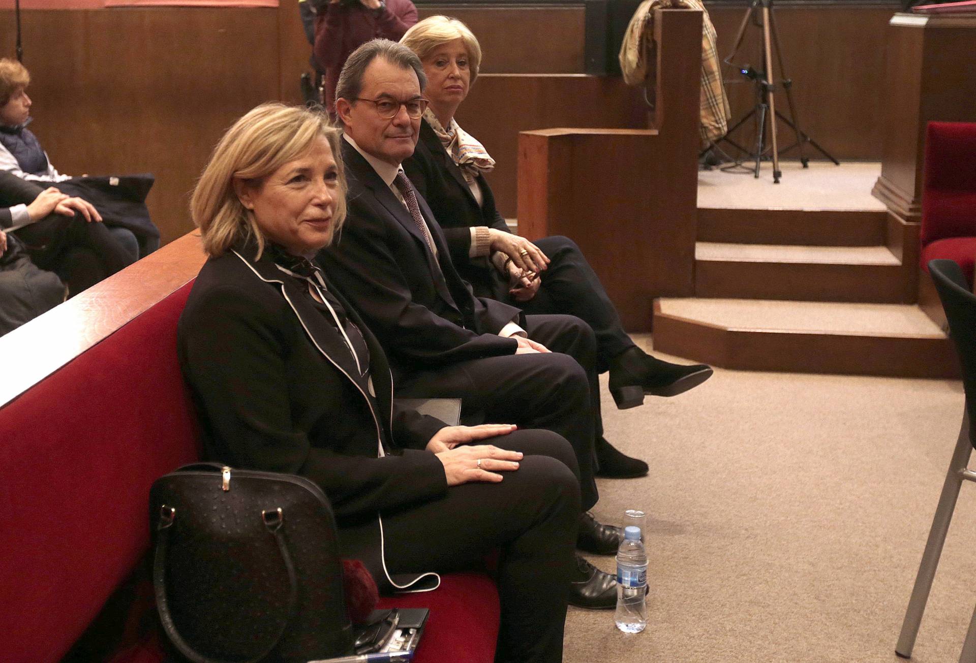 El expresidente catalán Artur Mas junto a las exconselleras Joana Ortega (i) e Irene Rigau (d), en la sala del Tribunal Superior de Justicia de Cataluña