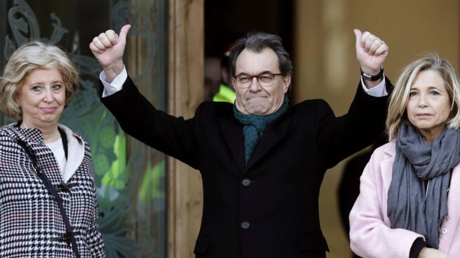 El expresidente catalán Artur Mas junto a las exconselleras Joana Ortega (i) e Irene Rigau (d), en la sala del Tribunal Superior de Justicia de Cataluña