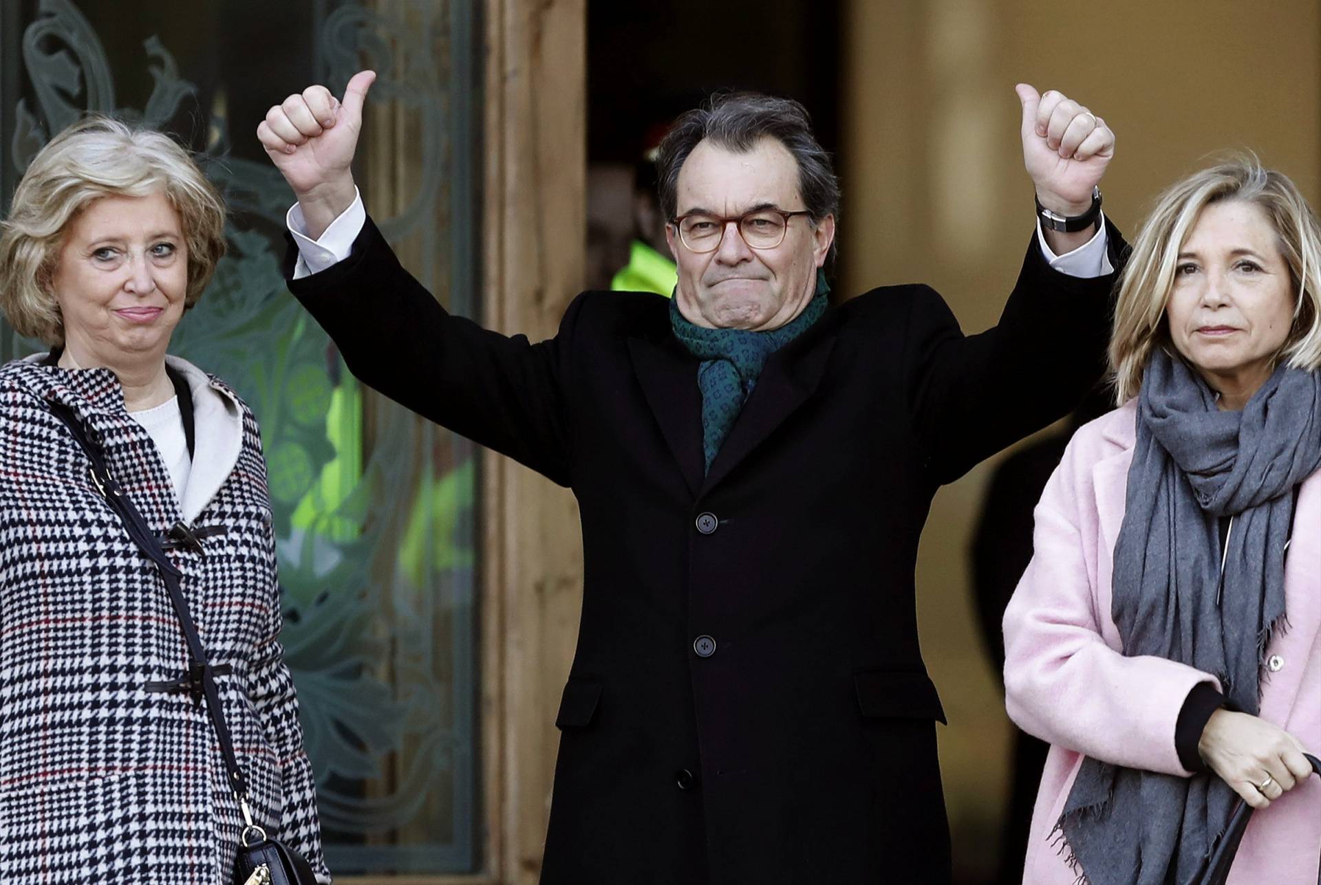 El expresidente catalán Artur Mas junto a las exconselleras Joana Ortega (i) e Irene Rigau (d), en la sala del Tribunal Superior de Justicia de Cataluña