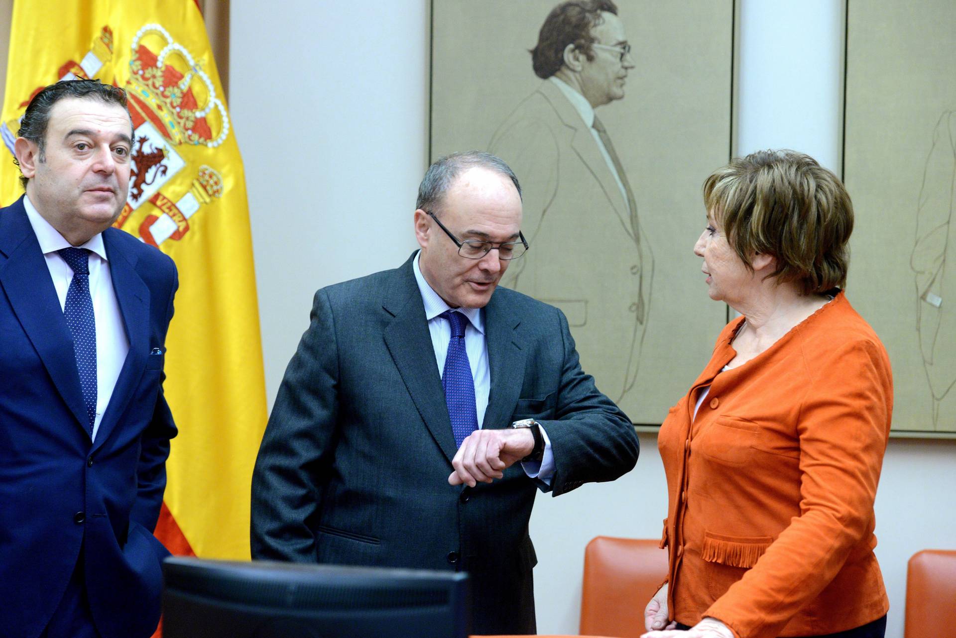 El Gobernador del Banco de España, Luis María Linde, junto a la presidenta del Pacto de Toledo, Celia Villalobos.