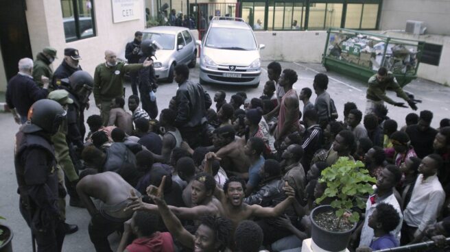 CETI Ceuta Un grupo de subsaharianos ante el CETI de Ceuta tras el salto masivo a la valla del pasado viernes.