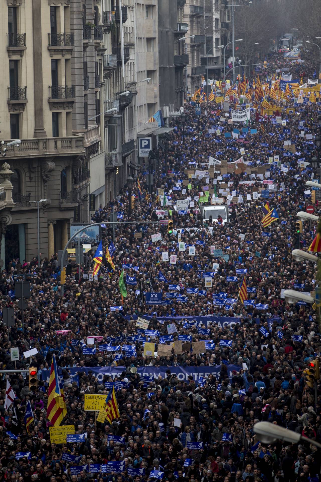 Vista de la manifestación celebrada hoy en Barcelona por los refugiados bajo el lema "Basta de excusas. Acojamos ya".