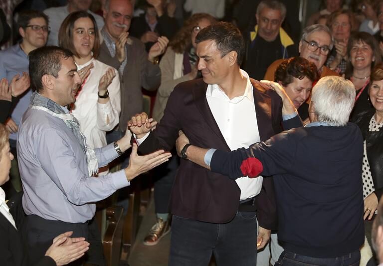 Sánchez propone un PSOE fronterizo con Podemos y dar poder decisorio a las bases