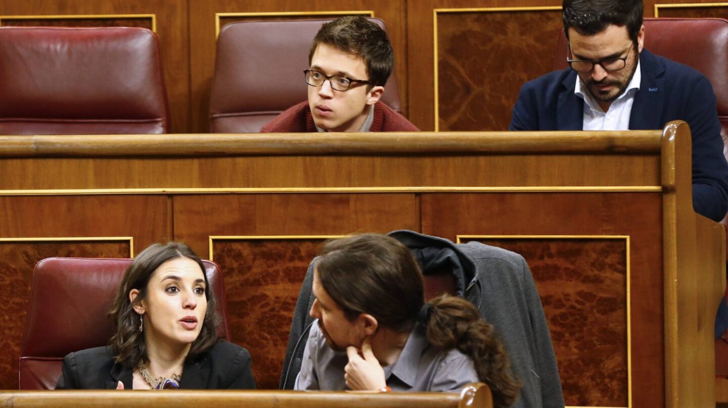 Irene Montero y Pablo Iglesias (filas inferiores) e Íñigo Errejón y Alberto Garzón, en el Congreso.