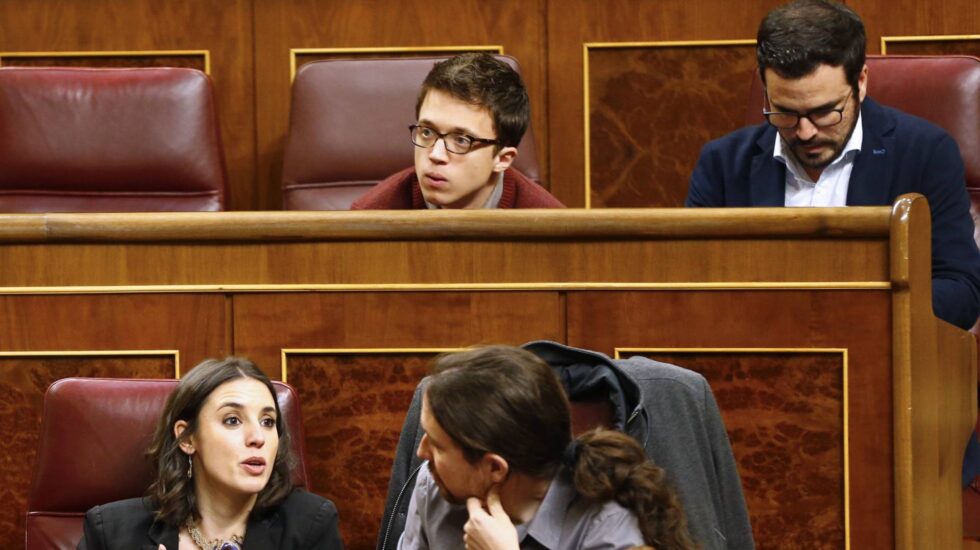 Irene Montero y Pablo Iglesias (filas inferiores) e Íñigo Errejón y Alberto Garzón, en el Congreso.