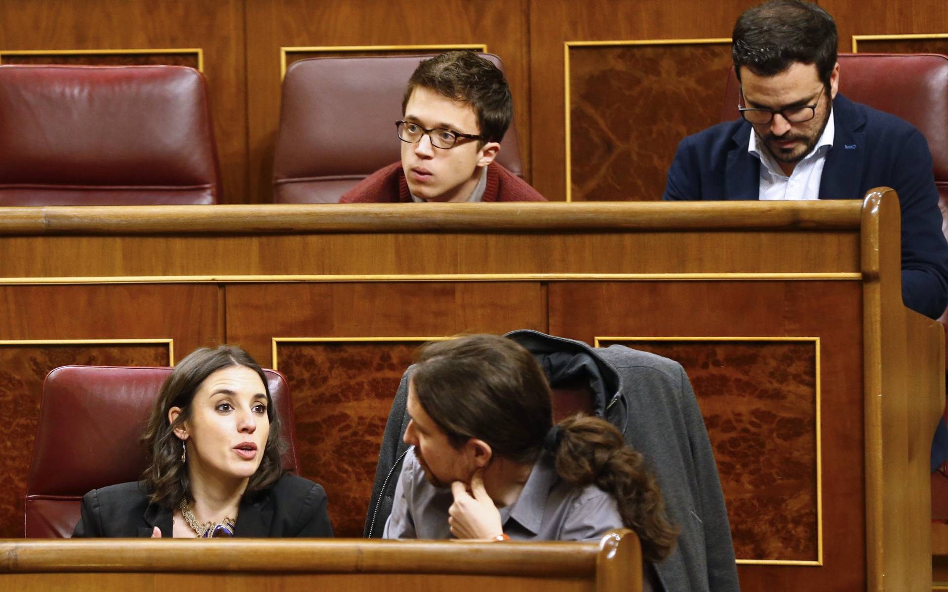 Irene Montero y Pablo Iglesias (filas inferiores) e Íñigo Errejón y Alberto Garzón, en el Congreso.
