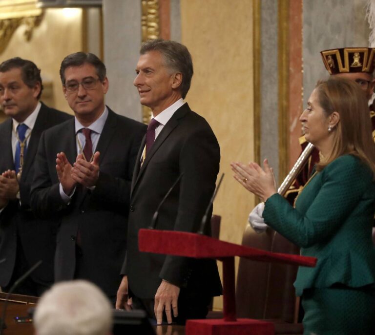 Podemos entrega una carta a Macri y le recibe sin aplausos en el Congreso