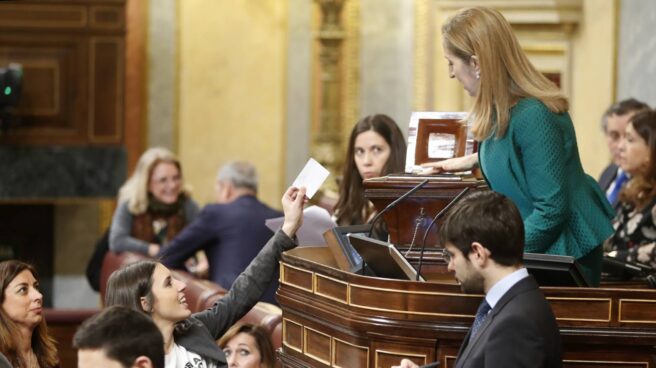 La portavoz de Unidos Podemos, Irene Montero, votando este martes en el Congreso.