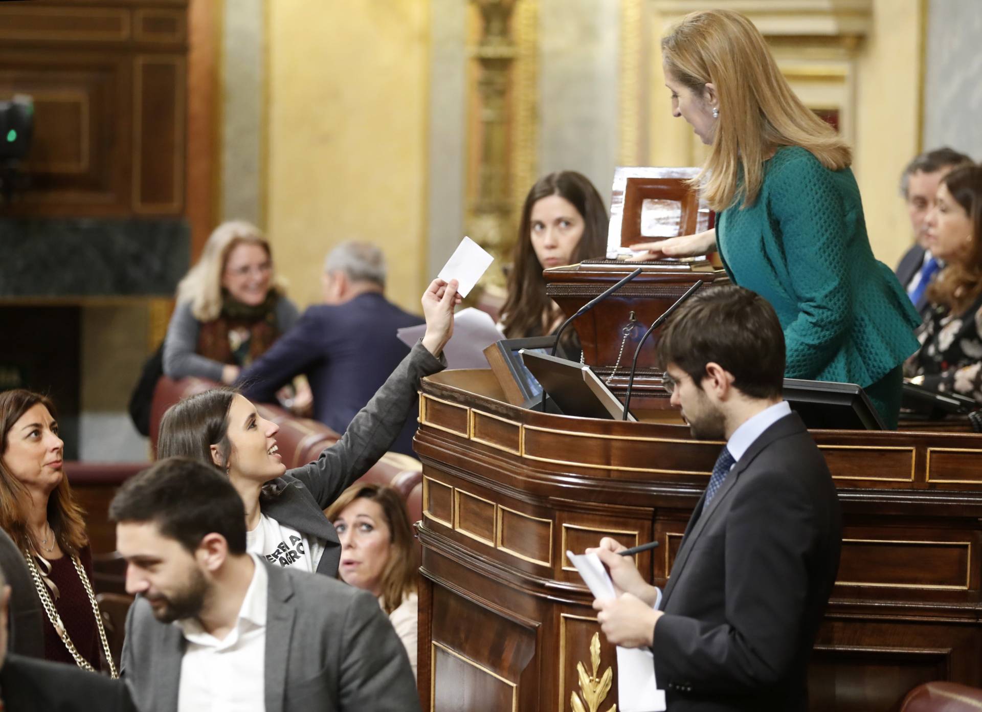 La portavoz de Unidos Podemos, Irene Montero, votando este martes en el Congreso.