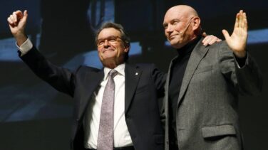 Ibarretxe se desmarca del PNV y visita a los "presos políticos" catalanes