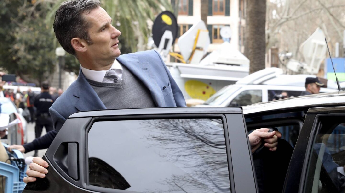 Urdangarin se sube al coche tras quedar en libertad en la Audiencia de Palma.
