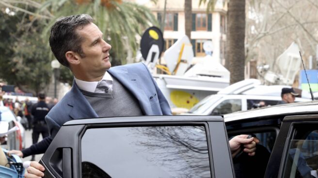 Urdangarin se sube al coche tras quedar en libertad en la Audiencia de Palma. Urdangarin se sube al coche tras quedar en libertad en la Audiencia de Palma.