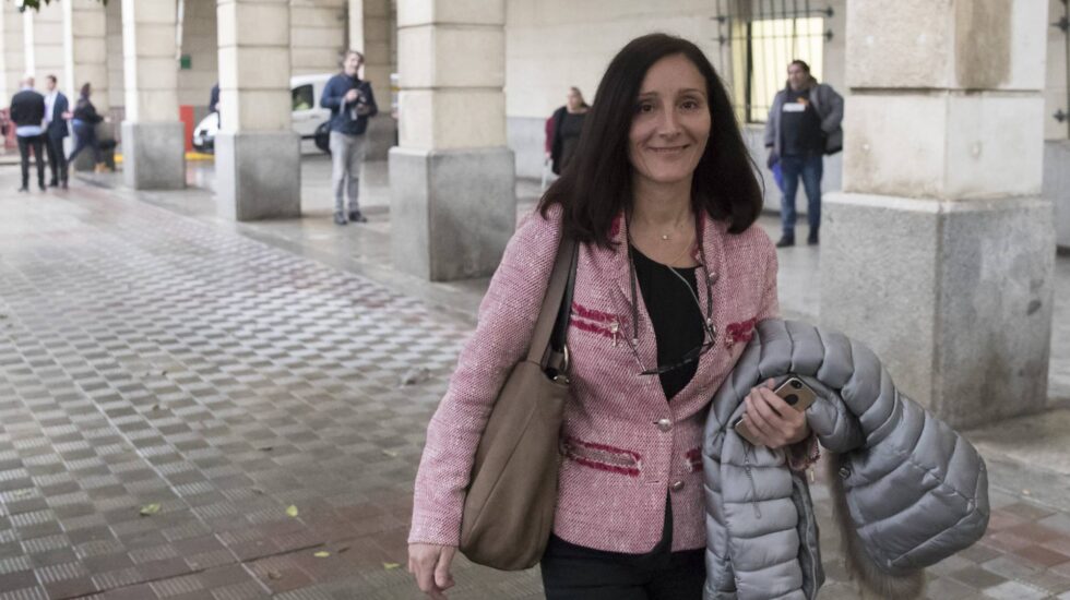 La magistrada María Núñez Bolaños, a las puertas del edificio de los juzgados de Sevilla.